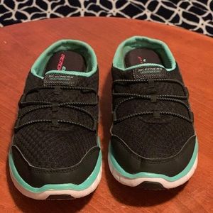 Size 6.5 Women’s Sketchers lightweight slip-ons